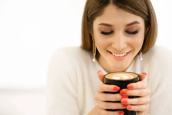 Koffie. mooi meisje drinken koffie. — Stockfoto