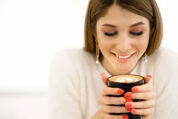 Café. Hermosa chica bebiendo café. — Foto de Stock