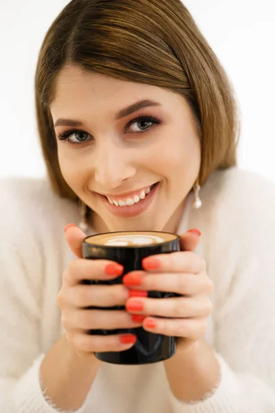 Koffie. mooi meisje drinken koffie. — Stockfoto