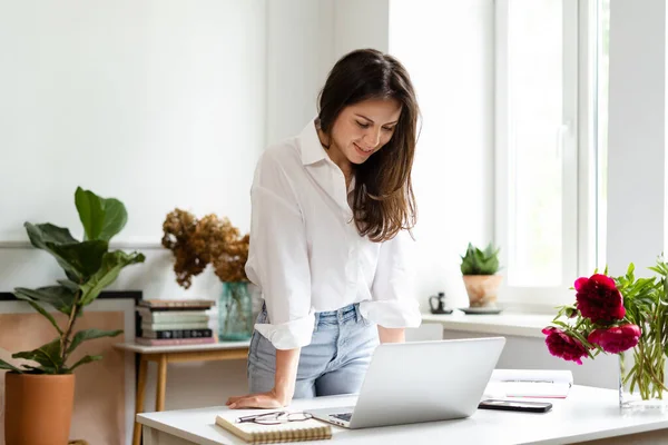 Businesswoman pracuje na notebooku sedí doma a spravuje své podnikání přes domácí kancelář — Stock fotografie