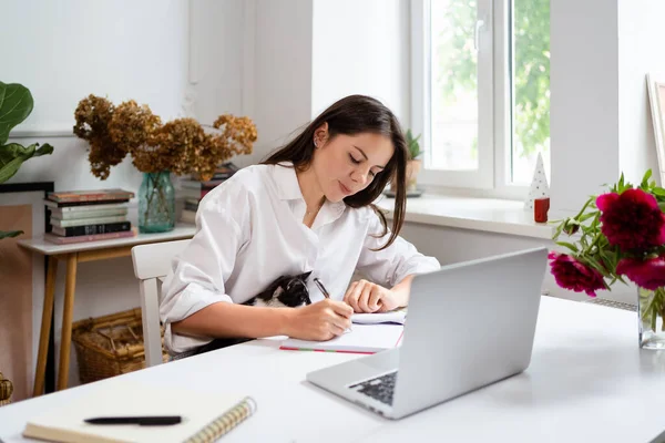 Empresária trabalhando no computador portátil sentado em casa e gerenciando seu negócio via home office — Fotografia de Stock