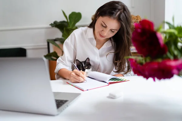 Zakenvrouw werken op laptop computer thuis zitten en het beheer van haar bedrijf via het thuiskantoor — Stockfoto