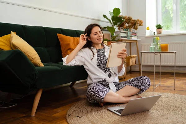 自宅に座って自宅のオフィスを経由して彼女のビジネスを管理するラップトップコンピュータ上で働くビジネスマン — ストック写真