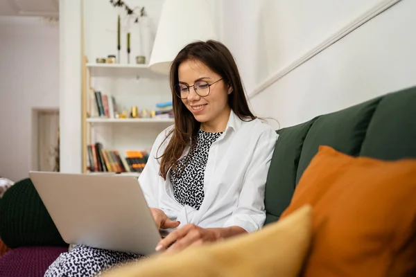 Zakenvrouw werken op laptop computer thuis zitten en het beheer van haar bedrijf via het thuiskantoor — Stockfoto