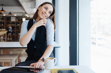 Kafkasyalı güzel bir kadın iş için akıllı telefon kullanıyor.