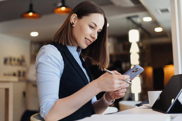 Caucásico hermosa mujer utilizando el teléfono inteligente para los negocios — Foto de Stock