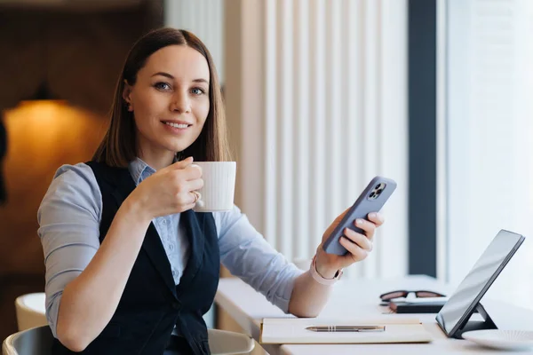 Caucásico hermosa mujer utilizando el teléfono inteligente para los negocios — Foto de Stock