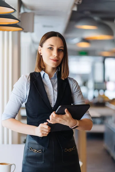 Employeur féminin tenant tablette numérique tout en attendant avec impatience de rencontrer des partenaires — Photo