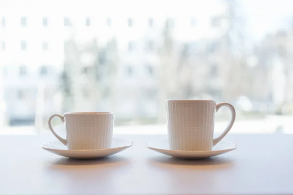 Due tazze di caffè sullo sfondo della città — Foto Stock