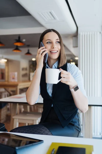 Mulher bonita caucasiana usando telefone inteligente para negócios — Fotografia de Stock
