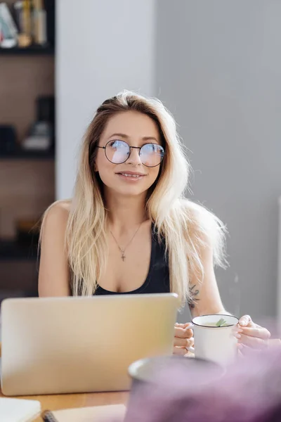 Jonge vrouw met bril zitten op bureau kijken webinar maken notities — Stockfoto