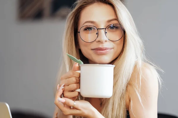 Cerca de la joven bebiendo té en casa — Foto de Stock