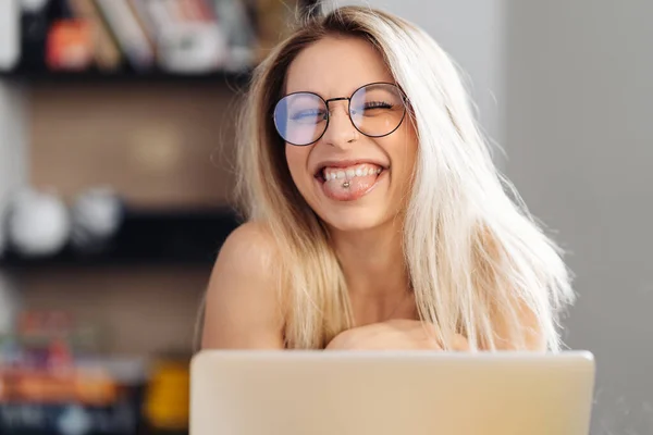 Mladá žena nosí brýle sedět za stolem sledovat webinář dělat poznámky — Stock fotografie