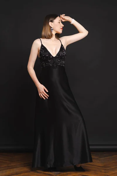 High fashion portret van elegante vrouw in lange zwarte jurk — Stockfoto