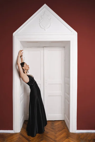 Portret de moda de înaltă femeie elegantă în rochie lungă neagră — Fotografie, imagine de stoc