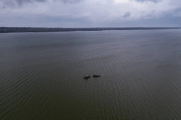 穏やかな海に浮かぶ漁船 — ストック写真