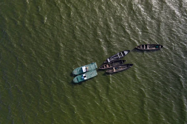 Fischerboote, die in ruhigen Gewässern treiben — Stockfoto