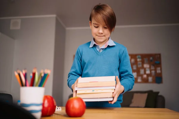 Niño preadolescente, Educación y educación a distancia —  Fotos de Stock