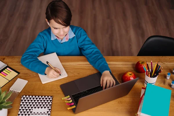 Онлайн-обучение, мальчик с ноутбуком — стоковое фото