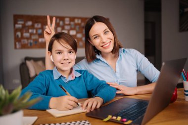 Bilgisayarı, öğretmeni ve çocuğu kullanarak çevrimiçi öğrenme