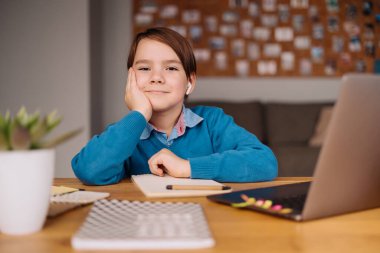 Evde çevrimiçi öğrenim ve eğitim