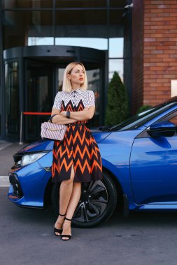 Arabasıyla poz veren kadın.