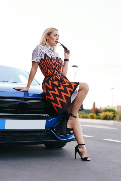 Frau posiert mit ihrem Auto — Stockfoto