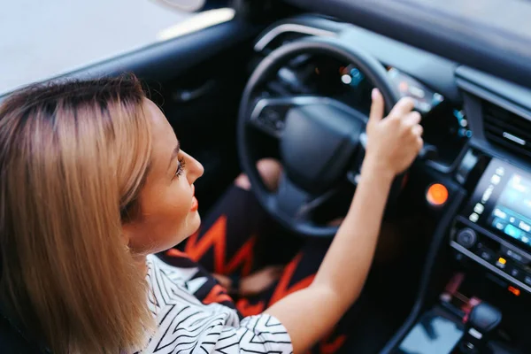 Mulher de óculos de sol dirigindo um carro — Fotografia de Stock