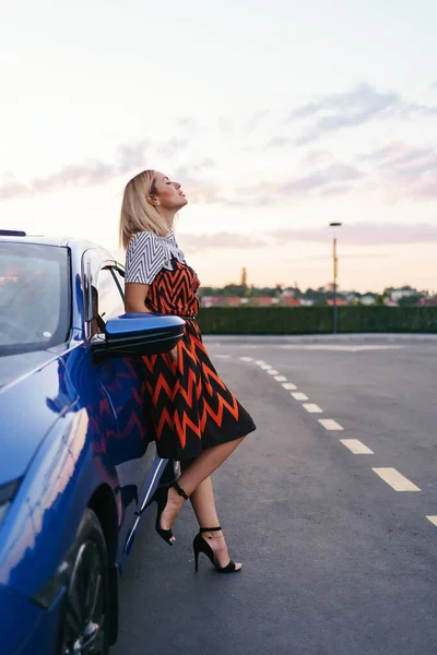 Femme posant avec sa voiture — Photo