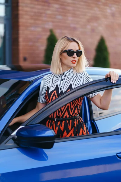 Femme posant avec sa voiture — Photo