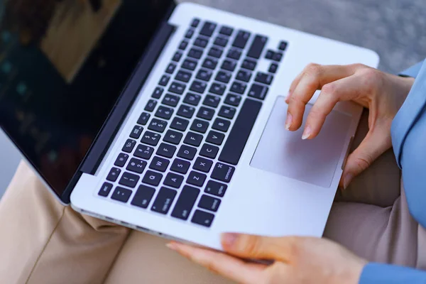 Mão feminina perto do touchpad laptop ao ar livre — Fotografia de Stock