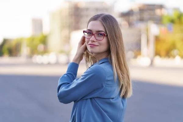 Portret lachende vrouw in brillen — Stockfoto