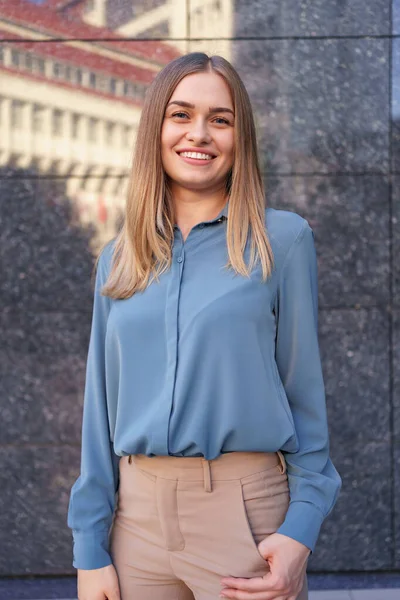 Mujer sonriente con retrato de brazos cruzados — Foto de Stock