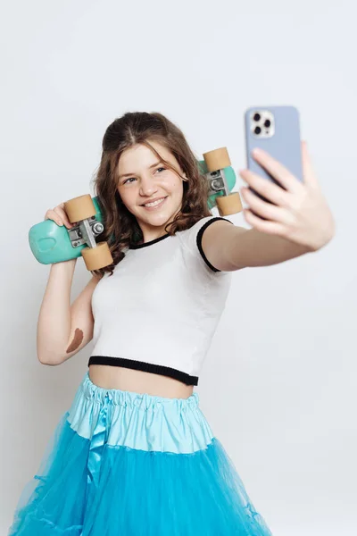 Gülümseyen gençler para tahtasıyla selfie çekiyorlar. — Stok fotoğraf