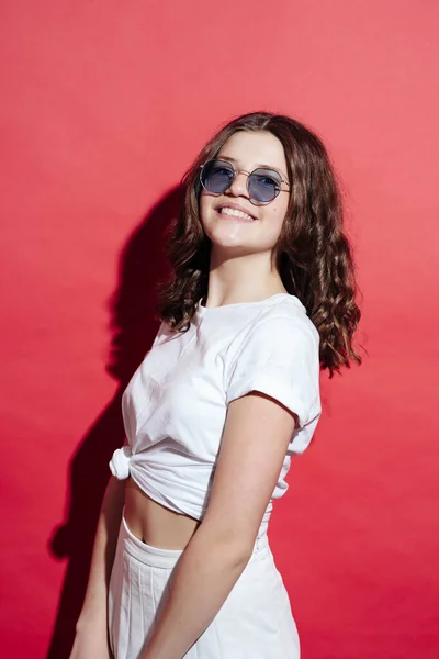 Porträt positiver Teenager mit Sonnenbrille — Stockfoto