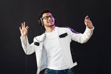 Kaygısız koyu tenli adam canlı müzik dinler.