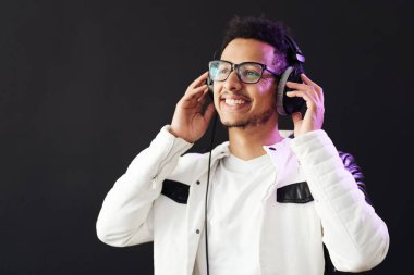 Kaygısız koyu tenli adam canlı müzik dinler.