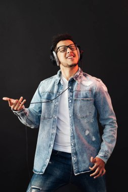 Kaygısız koyu tenli adam canlı müzik dinler.