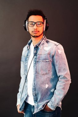 Kaygısız koyu tenli adam canlı müzik dinler.