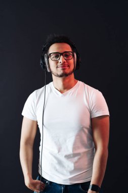 Kaygısız koyu tenli adam canlı müzik dinler.