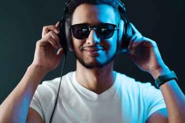 Kaygısız koyu tenli adam canlı müzik dinler.