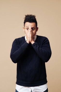 Migren, sağlık problemi, acı yüzü, stres işi, acı, duygu, baş ağrısı, hayal kırıklığına uğramış afro adam