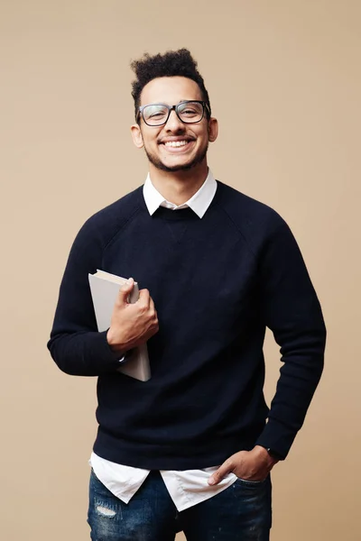 Afro Dobře vypadající chlap v černém svetru a brýle pózovat na béžovém pozadí — Stock fotografie