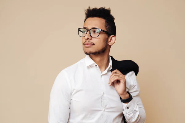 Afro bom cara olhando no branco camisa e óculos posando no bege fundo — Fotografia de Stock