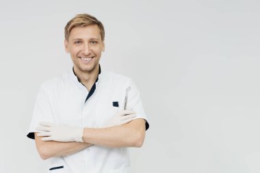 Gülümseyen doktor kameraya, sağlık hizmetine ve tıbba poz veriyor ve gülümsüyor