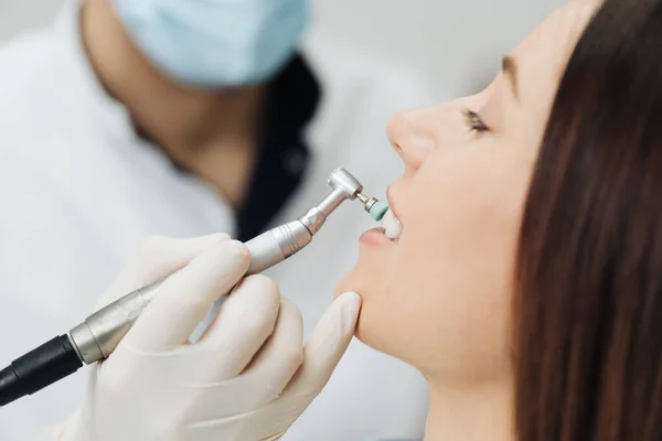 구강 위생, 치수를 재고 솔질을 하는 치과 의사 — 스톡 사진