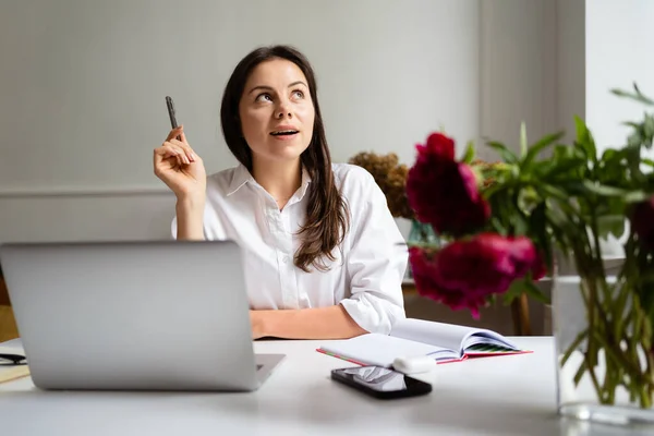 Femme d'affaires travaillant sur ordinateur portable assis à la maison et la gestion de son entreprise via le bureau à domicile — Photo