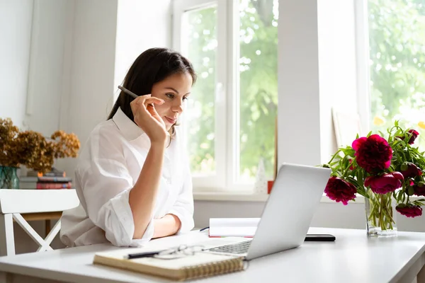 Businesswoman pracuje na notebooku sedí doma a spravuje své podnikání přes domácí kancelář — Stock fotografie