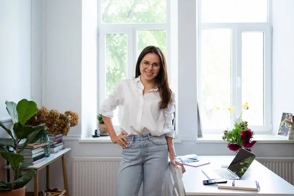 Zakenvrouw werken op laptop computer thuis zitten en het beheer van haar bedrijf via het thuiskantoor — Stockfoto