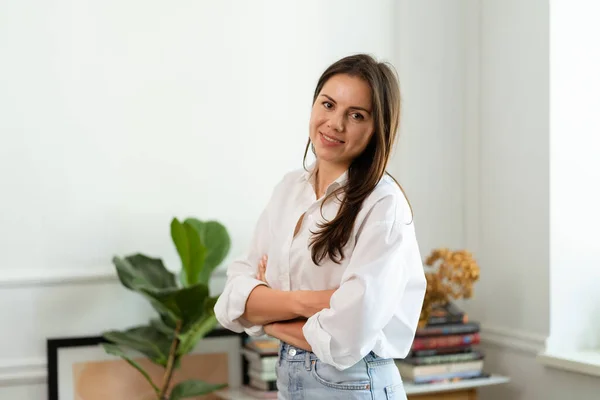 Empresária trabalhando no computador portátil sentado em casa e gerenciando seu negócio via home office — Fotografia de Stock